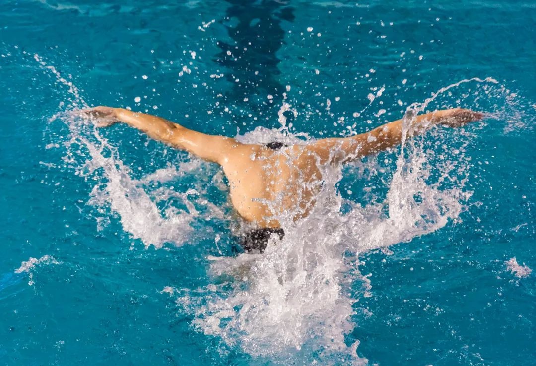 长春亚泰降级后换帅，新任主帅阎峰资历不足，俱乐部因成本考量选择本土球员，试图重建中超之路。