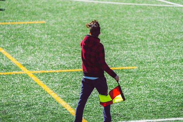 支持球队！欧文坐在场边观看独行侠对阵湖人的比赛