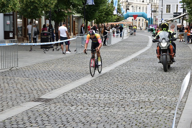 记者：除非大规模卖人，否则曼联不太可能继续追求多纳鲁马
